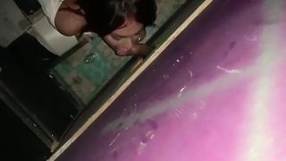 Mi amiga se traga mi verga en las cabinas sexuales