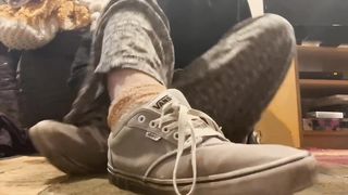 T female plays with her soles and jizzes on her toes