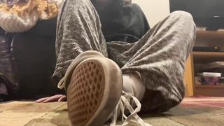 T female plays with her soles and jizzes on her toes