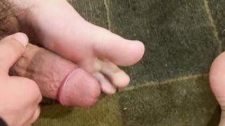 T female plays with her soles and jizzes on her toes