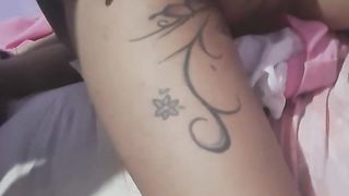 Levando dedada com o rabo empinado, Emanuelle Daymon T-Model