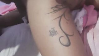 Levando dedada com o rabo empinado, Emanuelle Daymon T-Model