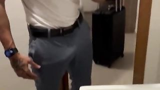 Gosta de um pau duro por dentro da calça