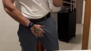 Gosta de um pau duro por dentro da calça