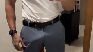 Gosta de um pau duro por dentro da calça