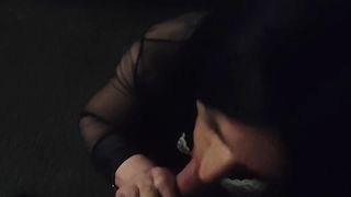 LÉA JE SUCE DANS LE PARKING ET ME FAIS DEFONCER LE CUL DANS LES ESCALIERS