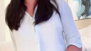 Русский трансик дрочит член