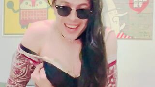 Se corre a chorros mi amiga mientras se masturba