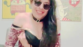 Se corre a chorros mi amiga mientras se masturba