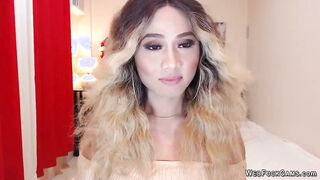 Beautiful blonde trans wanks off on webcam