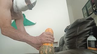 crossdresser arrombando o cu com abóbora