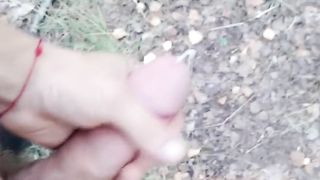 Трансдівчина п'є мочу й мастурбує в лісі