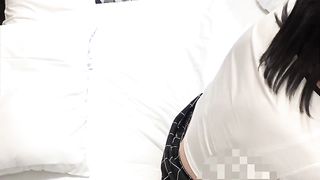 女装子がチューブトップに着替え