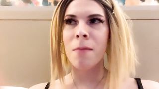 Jessica Bloom orders clowngirl Jenby to idolize her soles and slurp her cakesmash