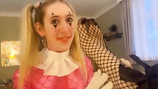 Jessica Bloom orders clowngirl Jenby to idolize her soles and slurp her cakesmash