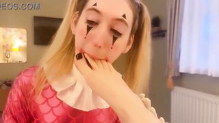Jessica Bloom orders clowngirl Jenby to idolize her soles and slurp her cakesmash