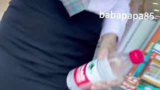 粉色衬衣高跟靴，打扮避怪异的露出