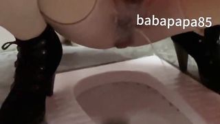 粉色衬衣高跟靴，打扮避怪异的露出