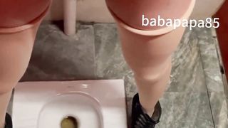 粉色衬衣高跟靴，打扮避怪异的露出