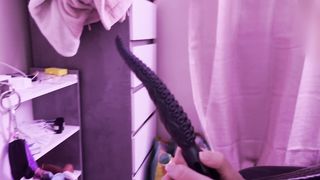 Une trans soumise en cell de chasteté se fait pénétrer avec un gode vibrant !