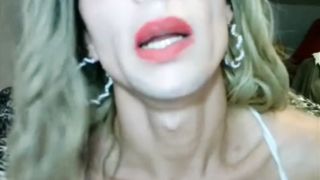 Modelka Trans se před kamerou svléká donaha a prsty proniká do zadku