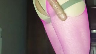 Трап надел плоскую клетку и трахает свою дырку огромным членом