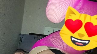 Трап надел плоскую клетку и трахает свою дырку огромным членом