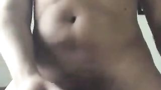 Une trans unexperienced se branle la queue sur sa web cam perso