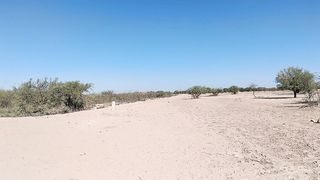 Dulce trans caliente con vestido y tacones verdes le gusta desnudarse en publico con su arse y pene