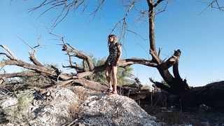 Dulce trans caliente con sandalias se desnuda en publico y monta tronco ancho pene caliente disfruta