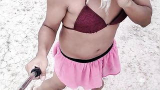 Dulce travesti caliente con minifalda,sosten y tacones rojos camina wondrous en publico