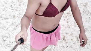 Dulce travesti caliente con minifalda,sosten y tacones rojos camina wondrous en publico
