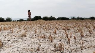 Dulce travesti caliente con minifalda,sosten y tacones rojos camina wondrous en publico