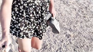 dulce travesti con minivestido y sandalias de plataforma camina stunning en publico