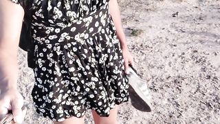 dulce travesti con minivestido y sandalias de plataforma camina stunning en publico