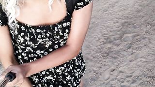 dulce travesti con minivestido y sandalias de plataforma camina stunning en publico