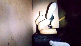 Masturbandose en edificio abandonado