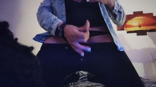 Ragazza trans gioca con il suo fucktoy. Amatoriale italiano