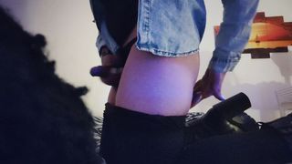 Ragazza trans gioca con il suo fucktoy. Amatoriale italiano