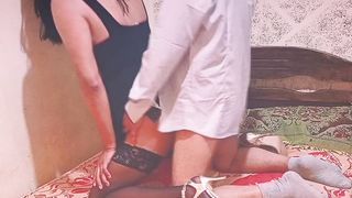 me tiro a esta travesti le hago chupar la verga la pongo en cuatro para darle duro