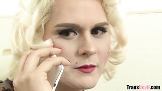 Why you have a plowing pink cigar? - Isabella Sorrenti