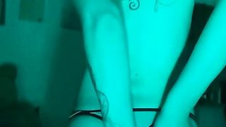 jeune En rentrant du fitness , envie de me caresser