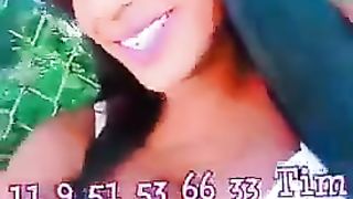 Renata Barbosa se masturbando no meio da rua