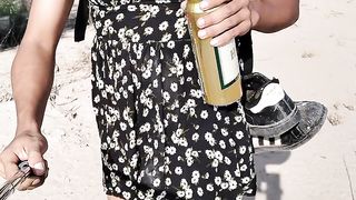 t-girl con lindos pies caliente en mini vestido y tacones camina en publico muy caliente