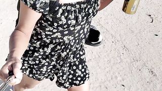 t-girl con lindos pies caliente en mini vestido y tacones camina en publico muy caliente