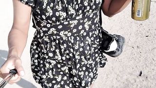 t-girl con lindos pies caliente en mini vestido y tacones camina en publico muy caliente