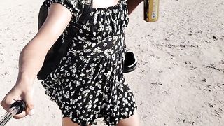 t-girl con lindos pies caliente en mini vestido y tacones camina en publico muy caliente