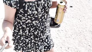 t-girl con lindos pies caliente en mini vestido y tacones camina en publico muy caliente