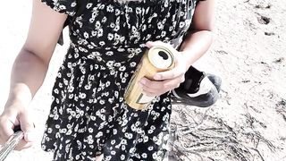 t-girl con lindos pies caliente en mini vestido y tacones camina en publico muy caliente