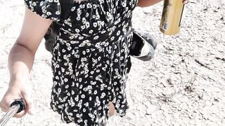 t-girl con lindos pies caliente en mini vestido y tacones camina en publico muy caliente